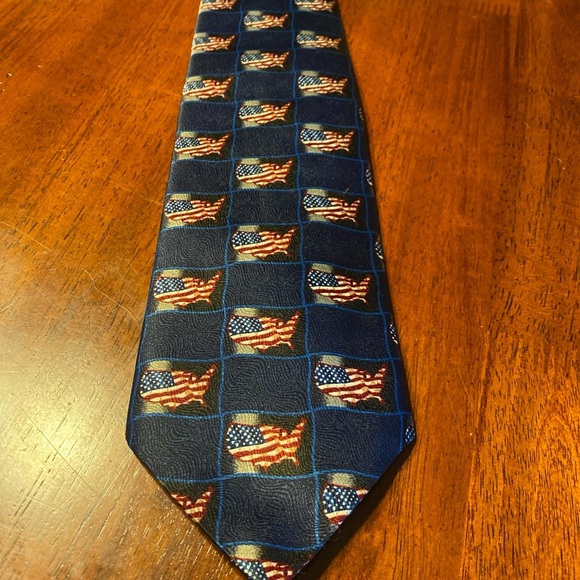 Patriotic Men’s Neck Tie with US silhouette American Flag Design - Picture 8 of 8